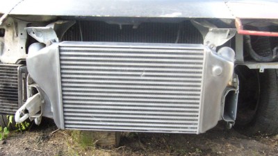 P1000802.jpg (115.38 KiB) Zobrazeno 9247 x Velký chladič, ručne leštěny, ješte na něm dělám. Japonský, žádná čína. Průmer vstupu a výstupu 55mm. K tomu upravené držáky. 6000